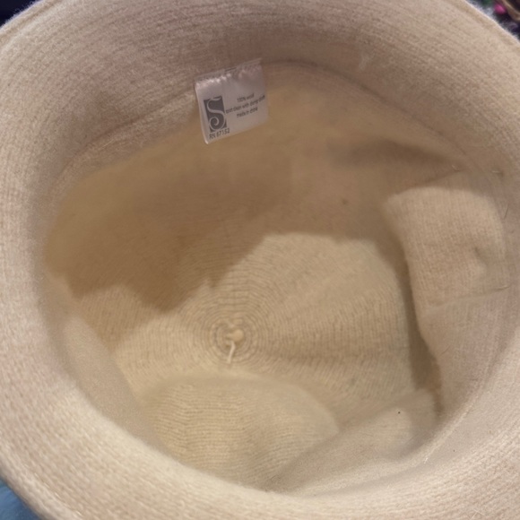 Elegant Cream Wool Hat with Flower Accent - Picture 4 of 4